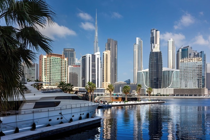 Buy property in Dubai Dubai property buying guide showcasing modern homes and investment opportunities