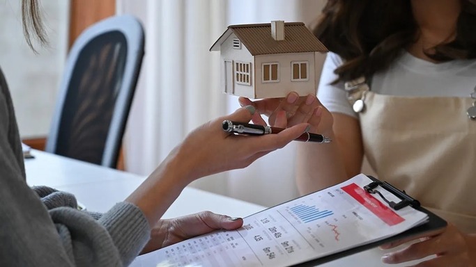 Professional Dubai property consultants offering real estate brokerage services and market guidance